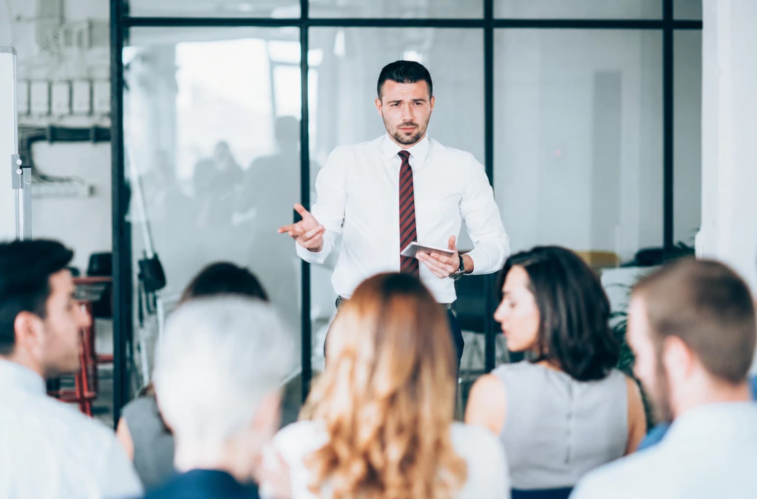 Un professionnel cherche ses mots pendant une présentation